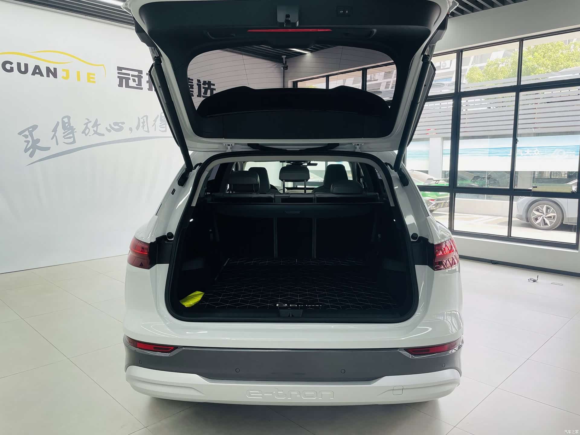 Audi Q5 e-tron, 2023 14