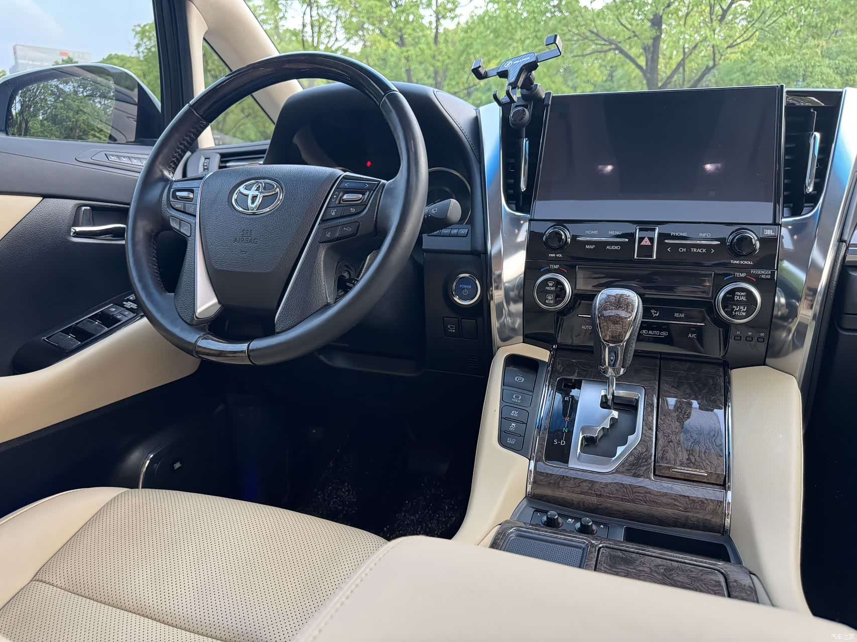 Toyota Vellfire, 2022 10