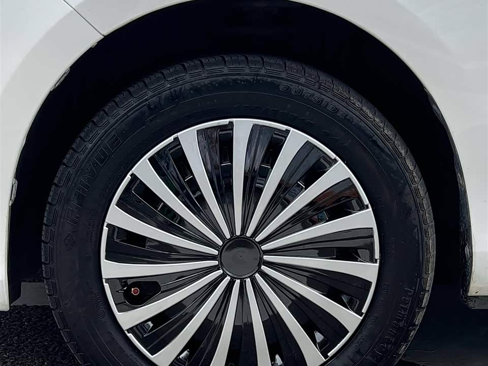 Toyota YARiS L to enjoy