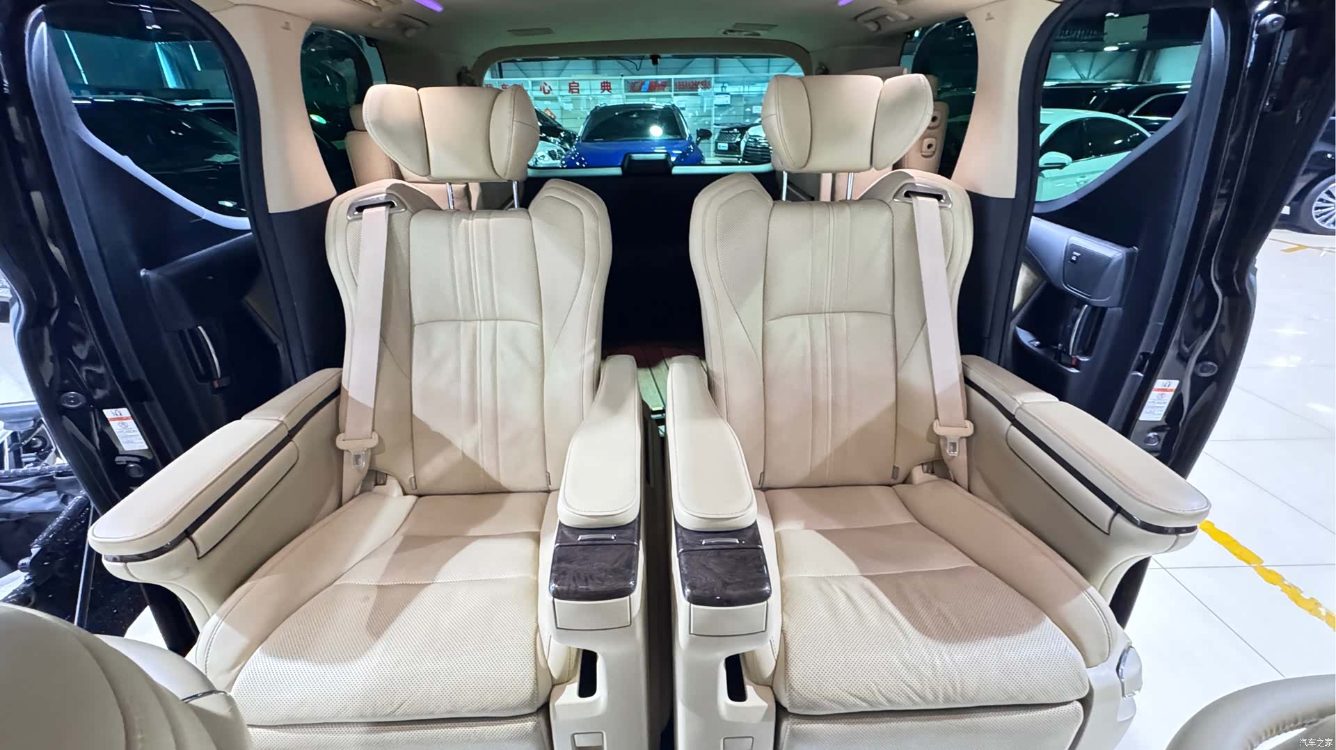Toyota Alphard, 2022 8
