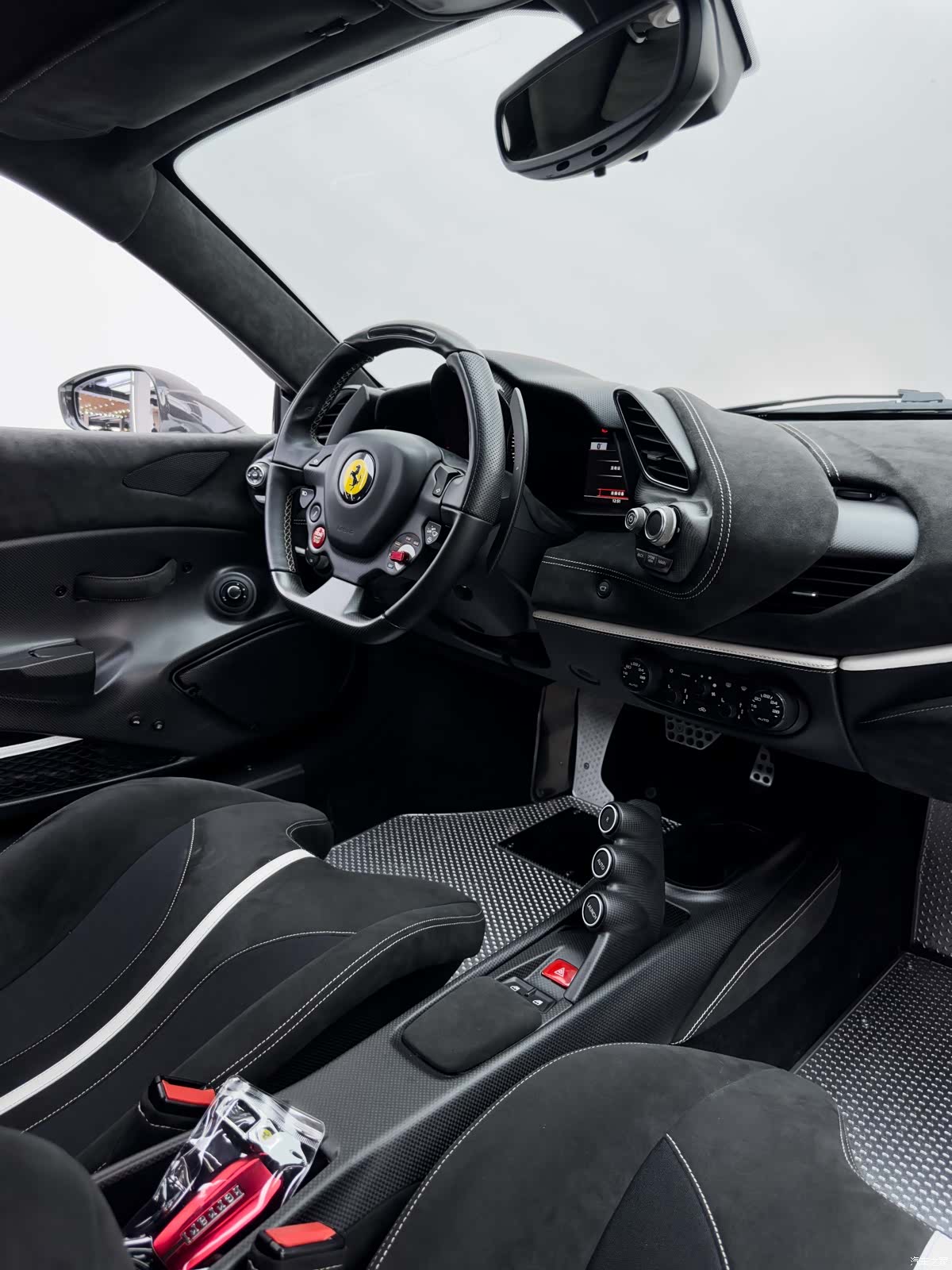 Ferrari 488, 2016 21