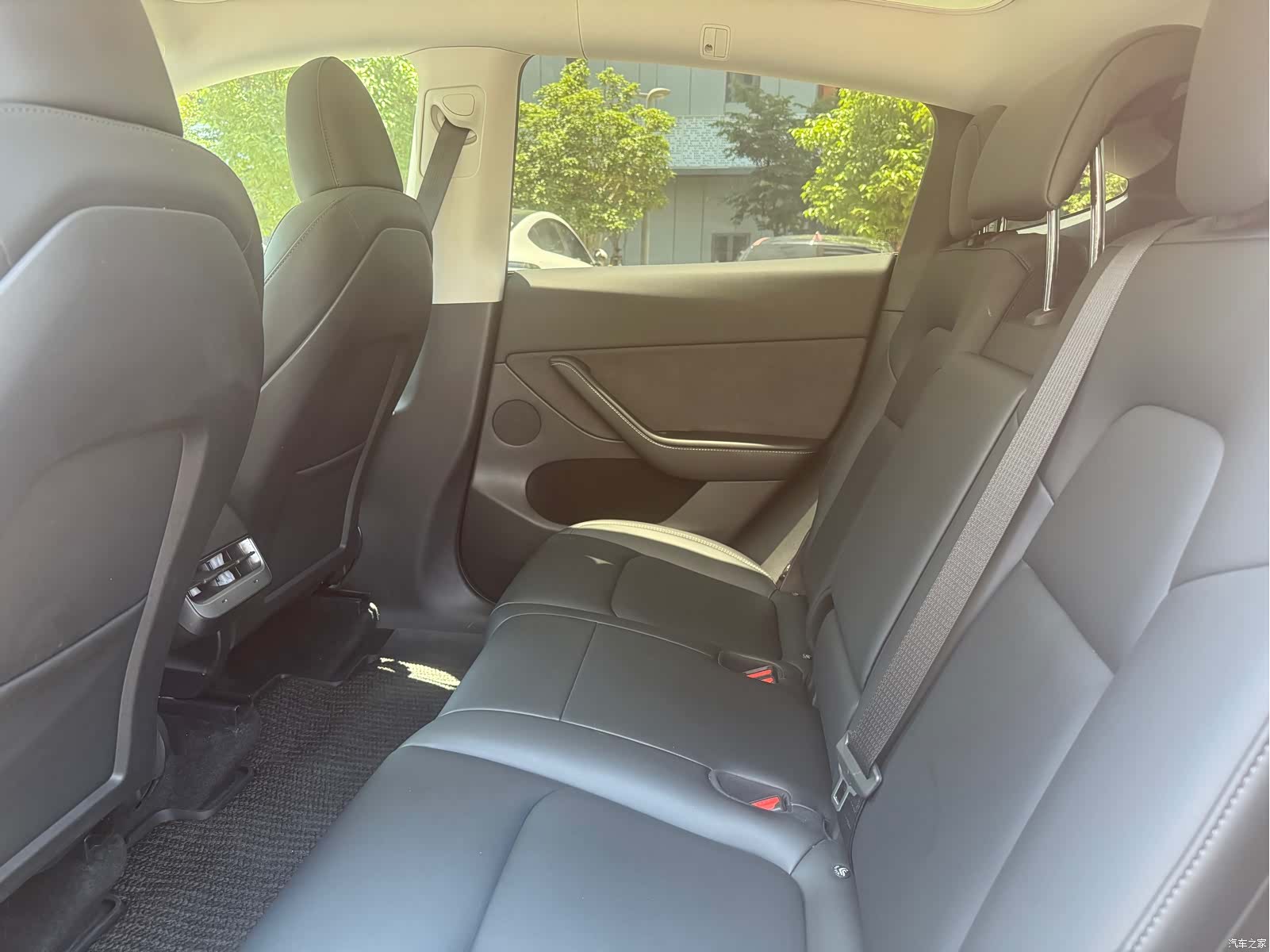 Tesla Model Y, 2023 17