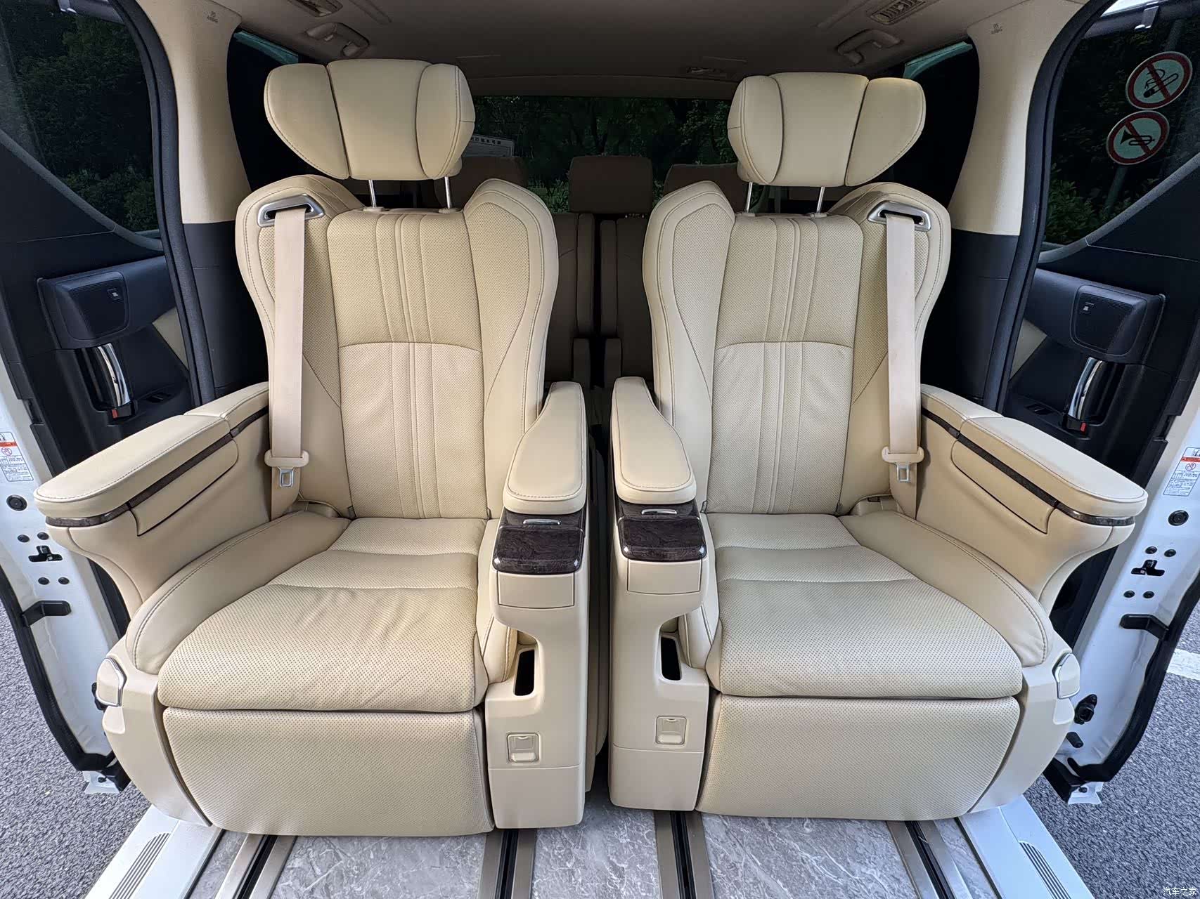 Toyota Vellfire, 2022 11