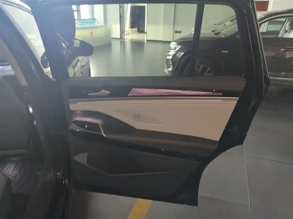 Volkswagen ID.6 CROZZ