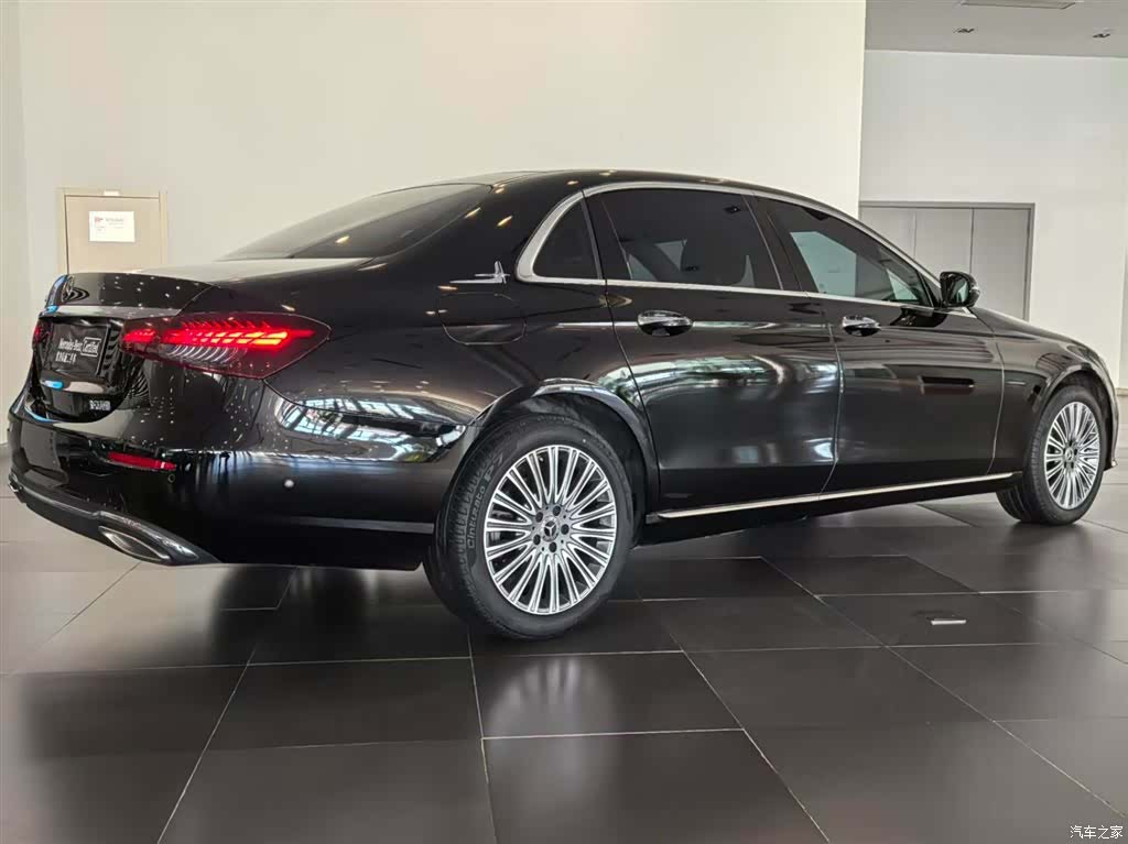 Mercedes-Benz E-Class, 2023 4