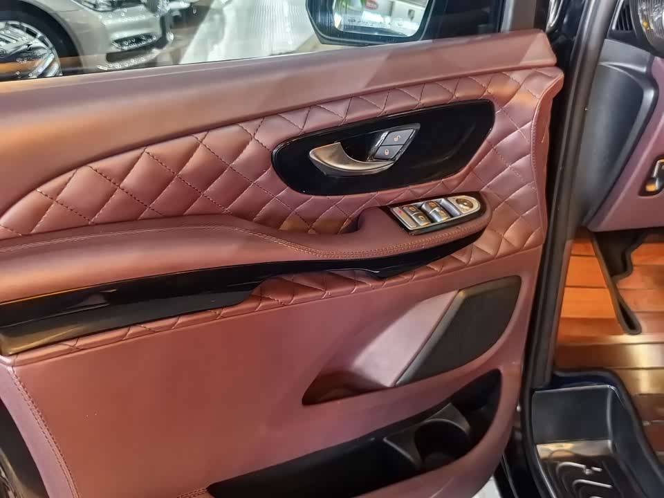 Mercedes-Benz V-class