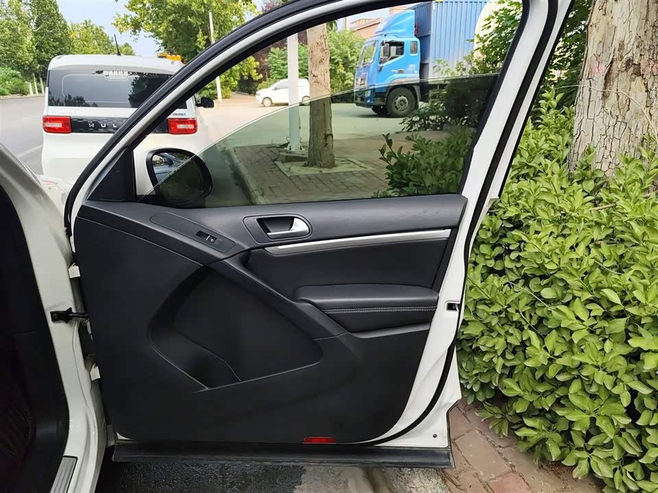 Volkswagen Tiguan Volkswagen Tiguan