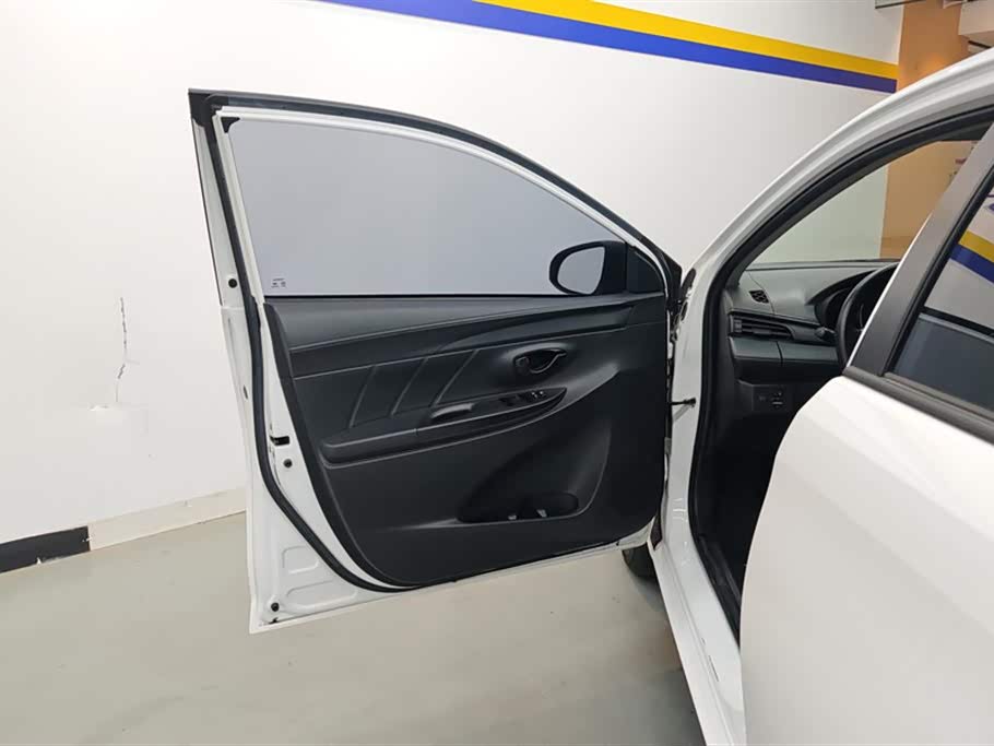 Toyota YARiS L to enjoy