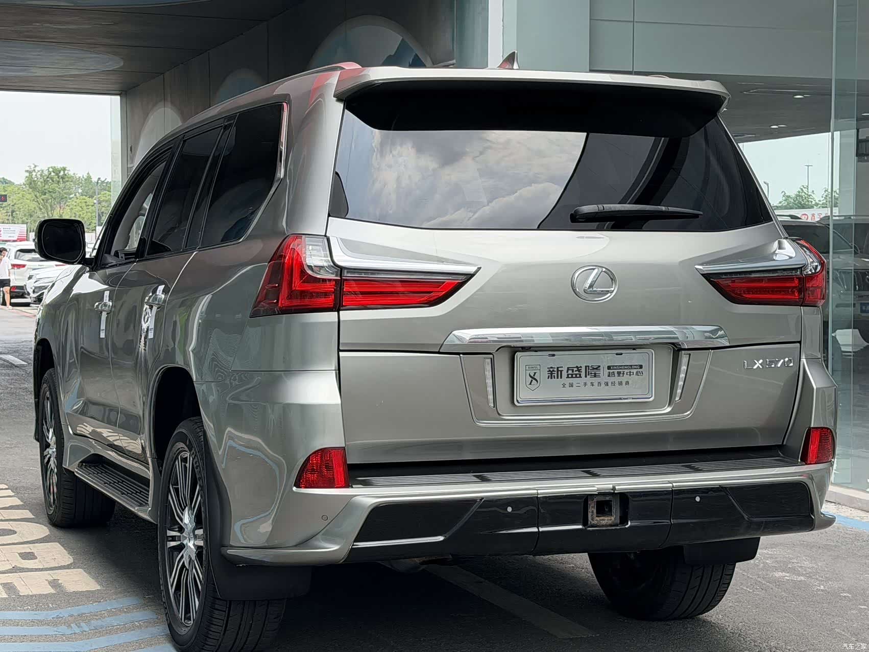 Lexus LX, 2020 4