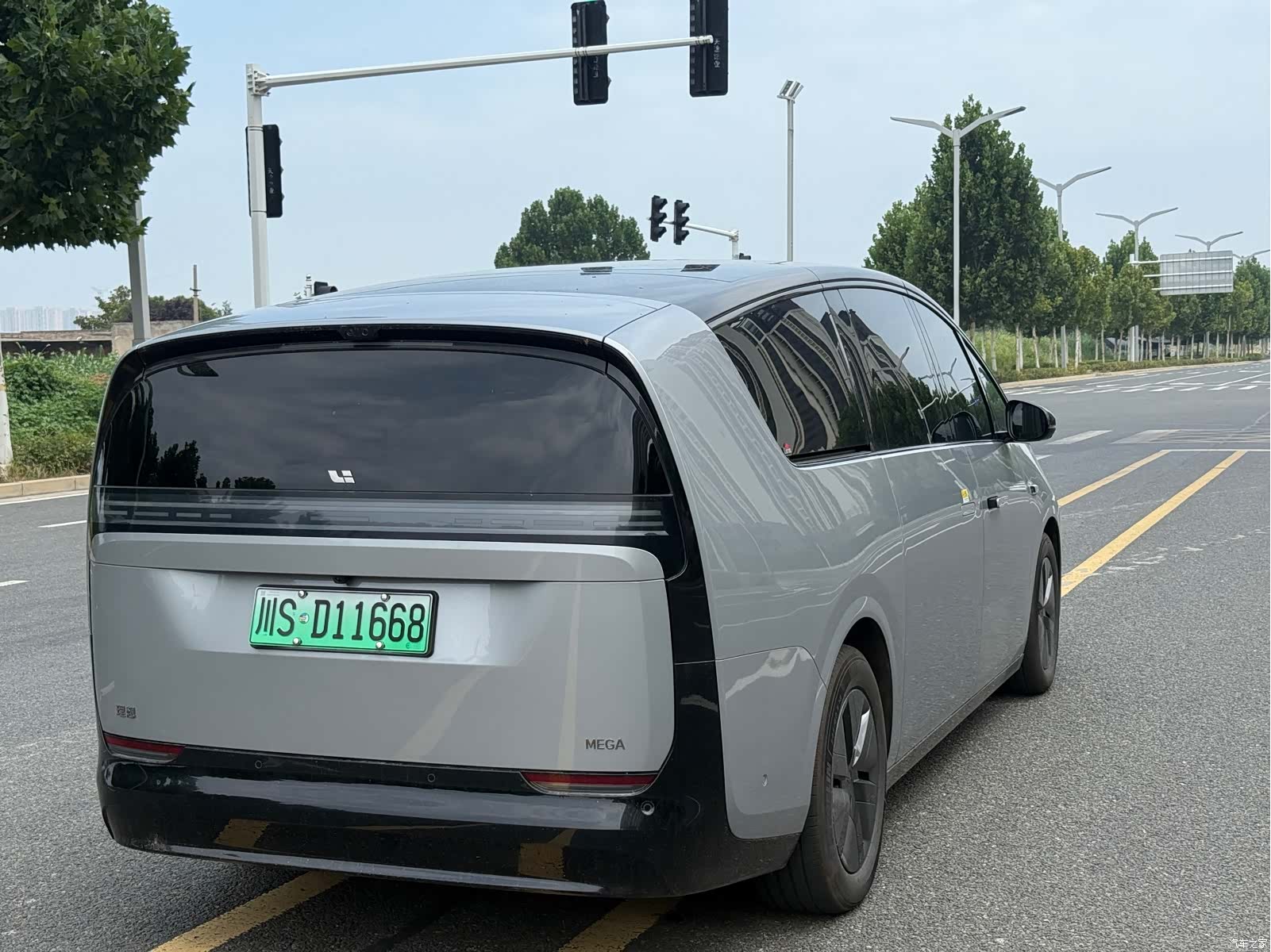 Li Auto MEGA, 2024 9