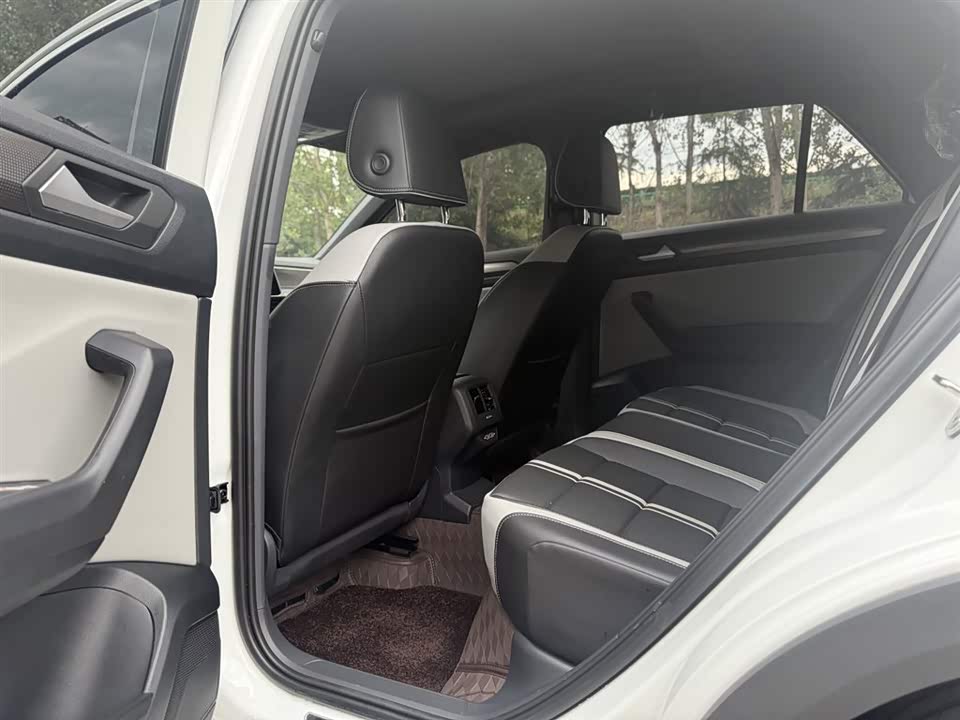 Volkswagen T-ROC exploring Songs