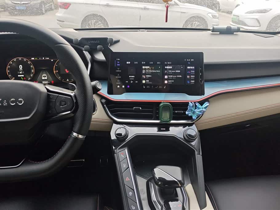 Lynk & Co 06