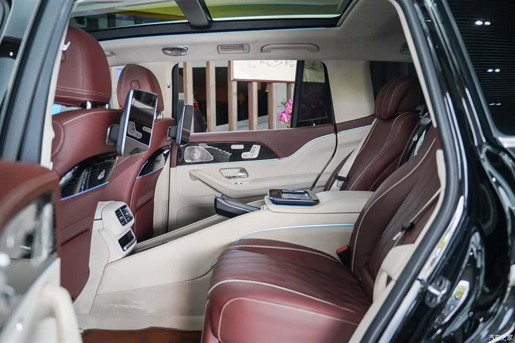 Maybach GLS, 2025 3
