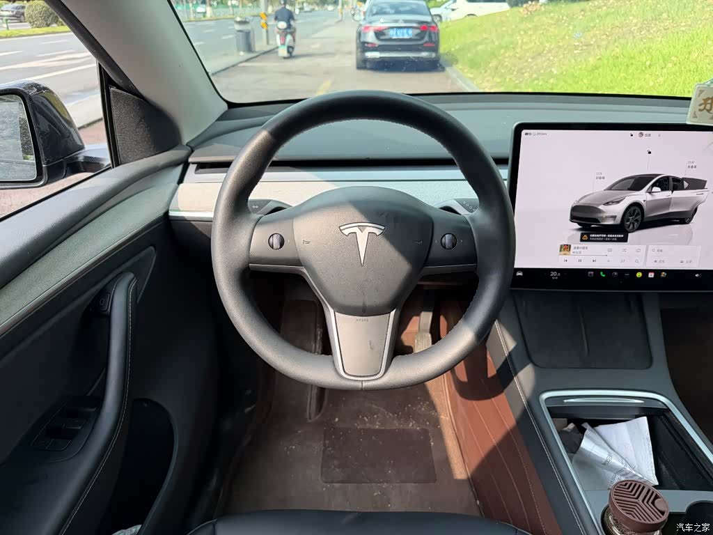 Tesla Model Y, 2023 14