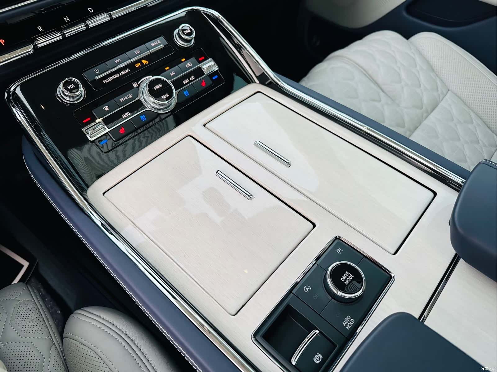 Lincoln Navigator, 2023 10