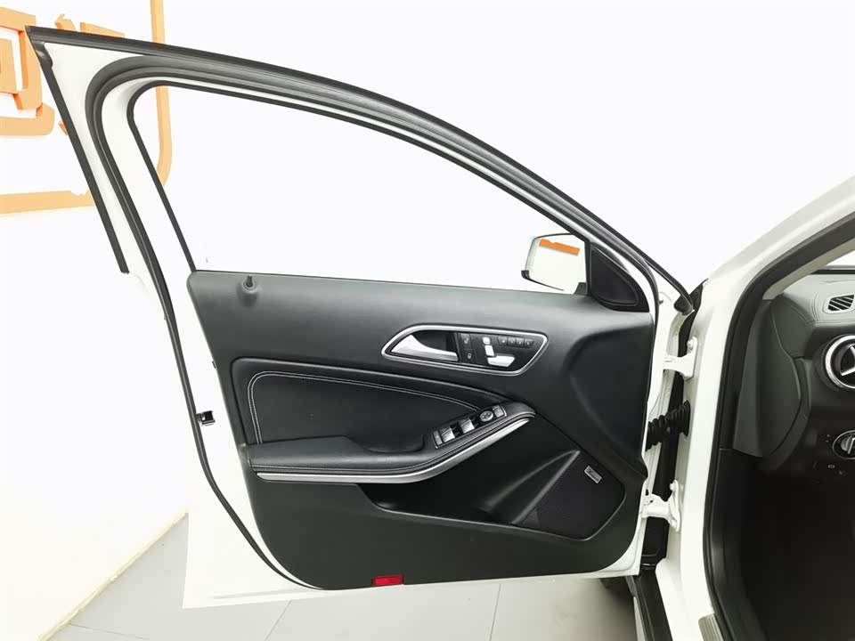 Mercedes-Benz GLA Mercedes-Benz GLA