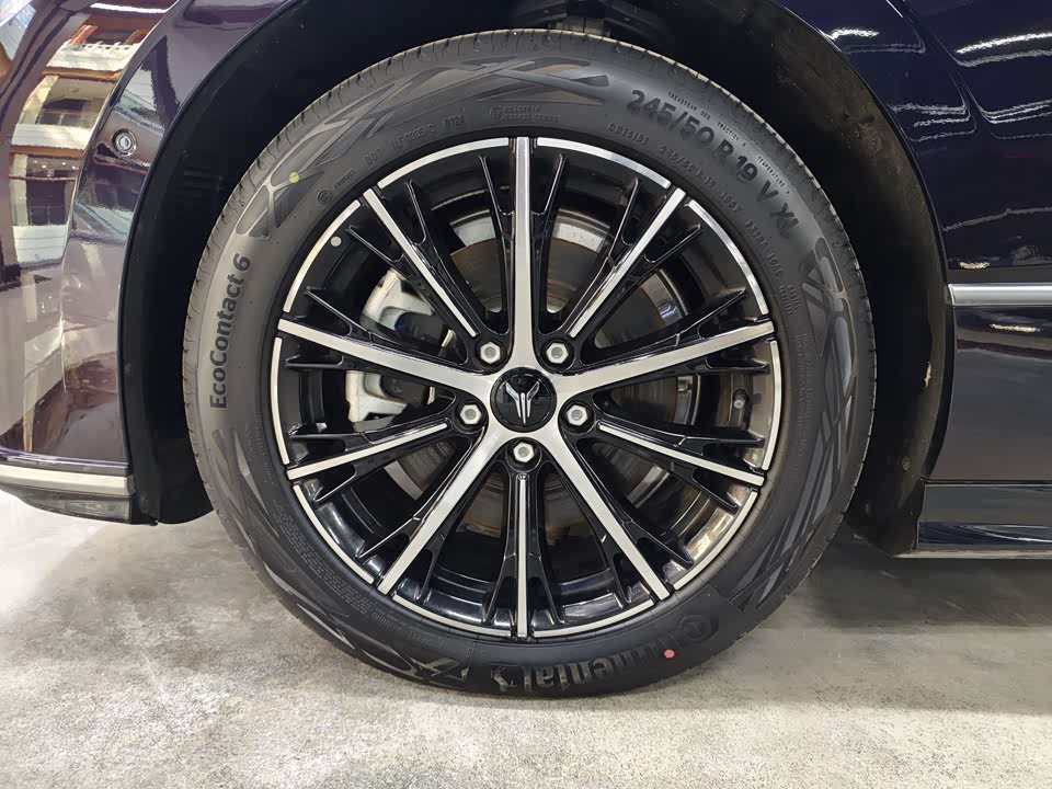 VOYAH Lantu chasing light