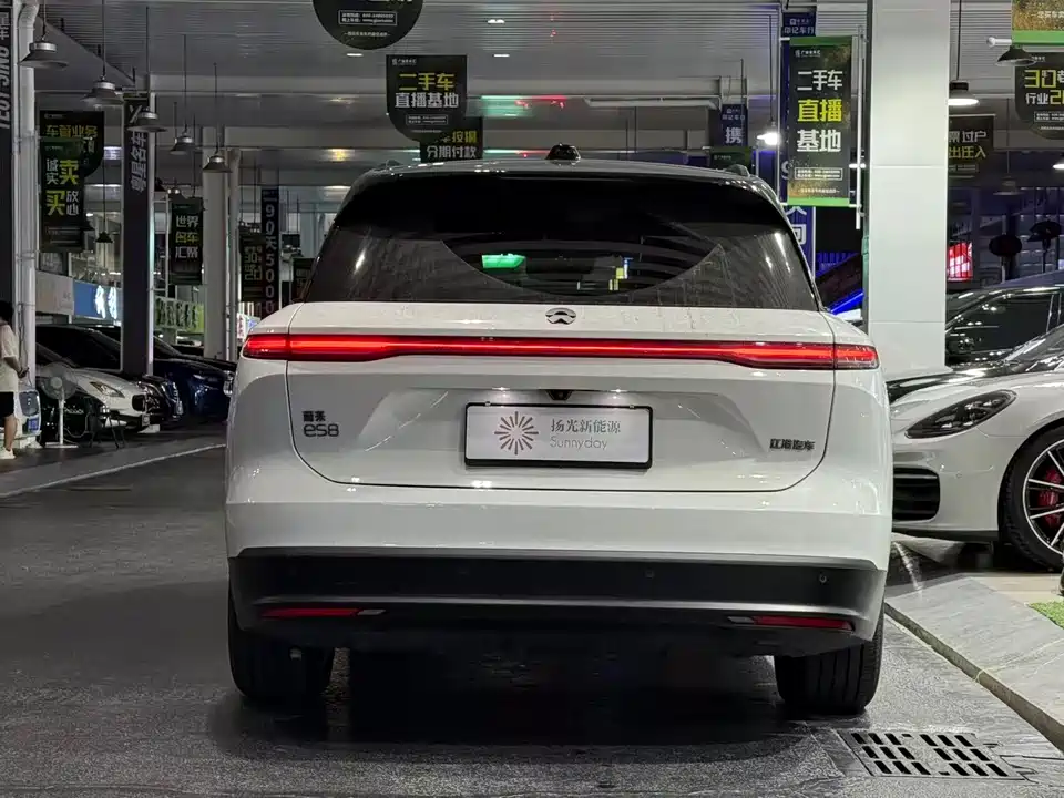 NIO ES8