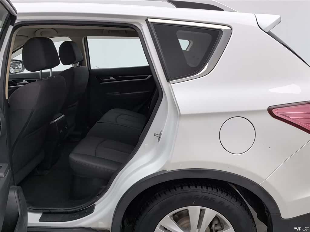 DongFeng AX7, 2015 15