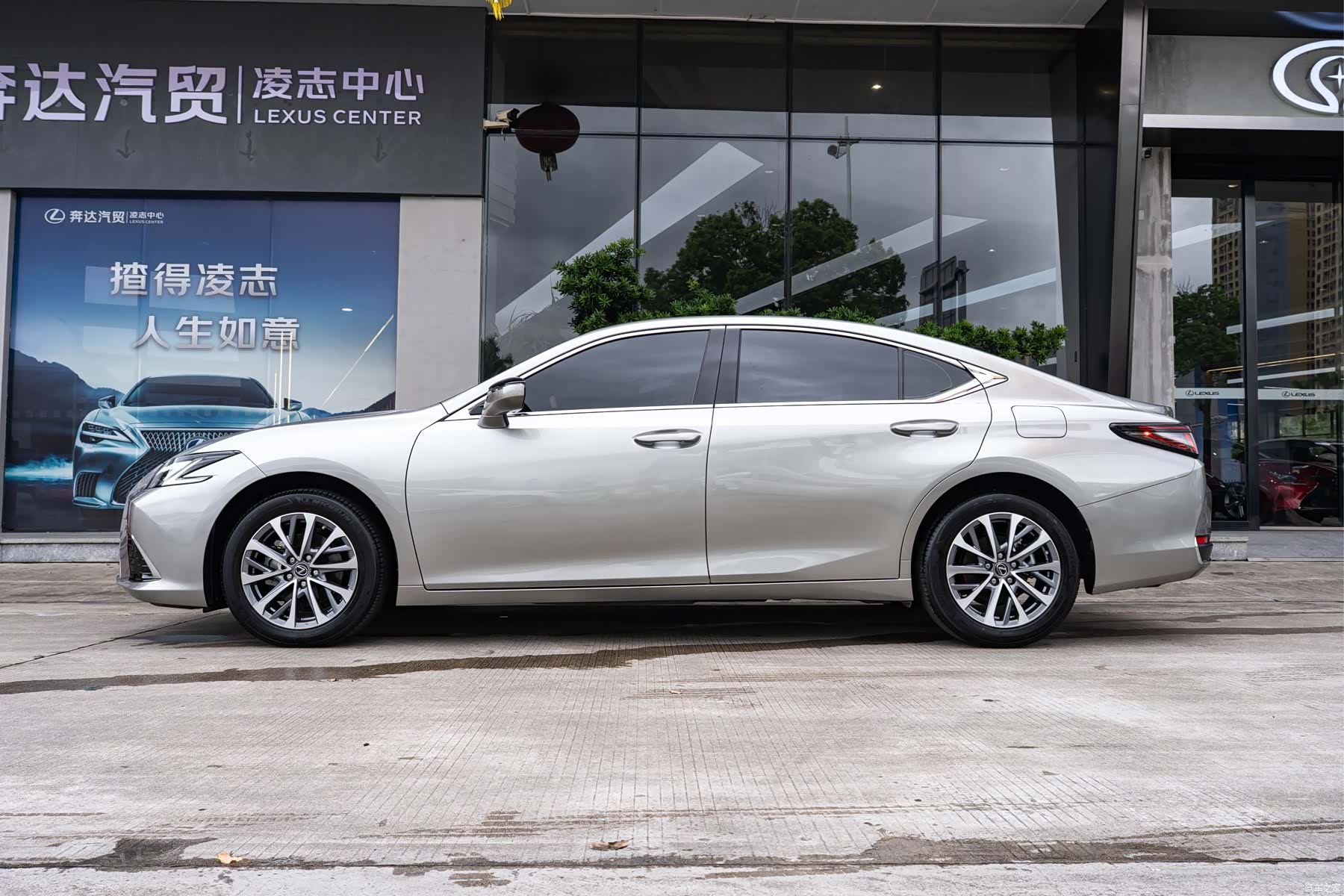 Lexus ES, 2024 4