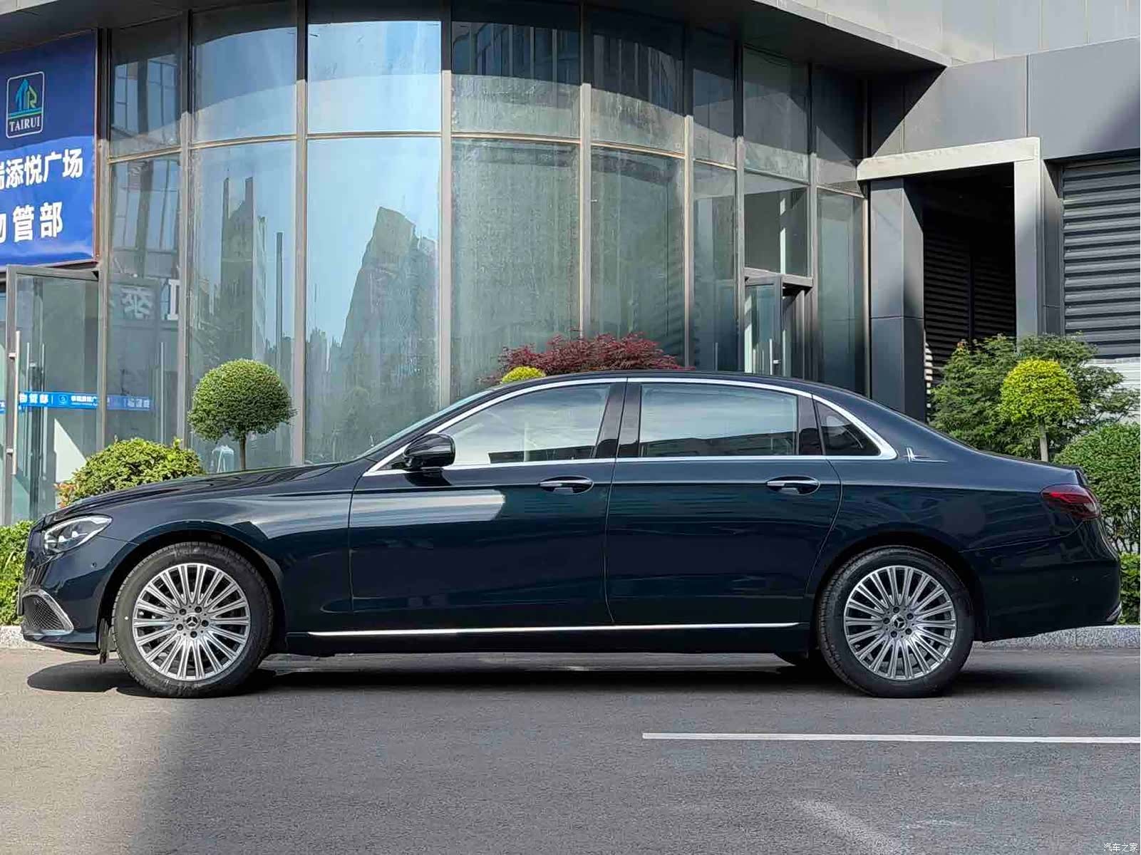 Mercedes-Benz E-Class, 2023 4