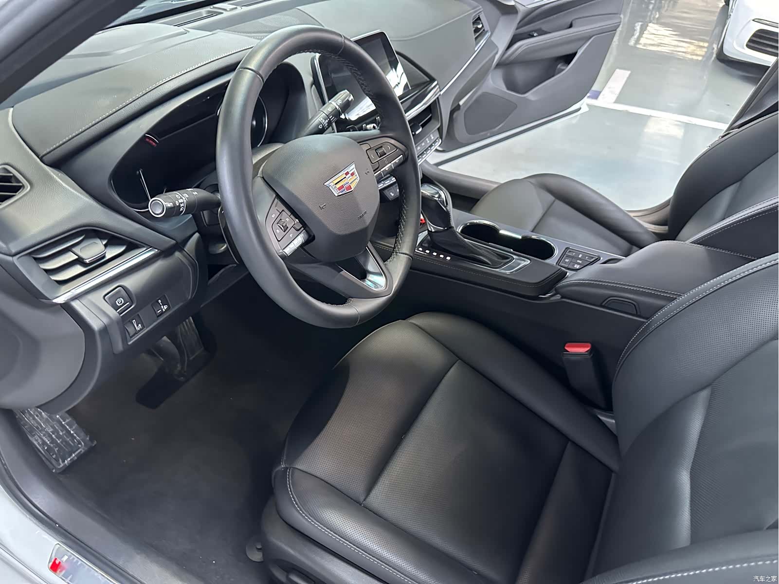 Cadillac CT4, 2023 все фото