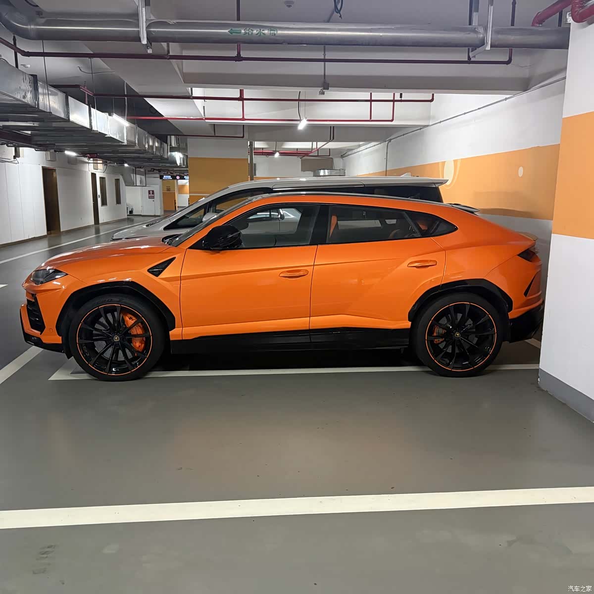 Lamborghini Urus, 2023 9