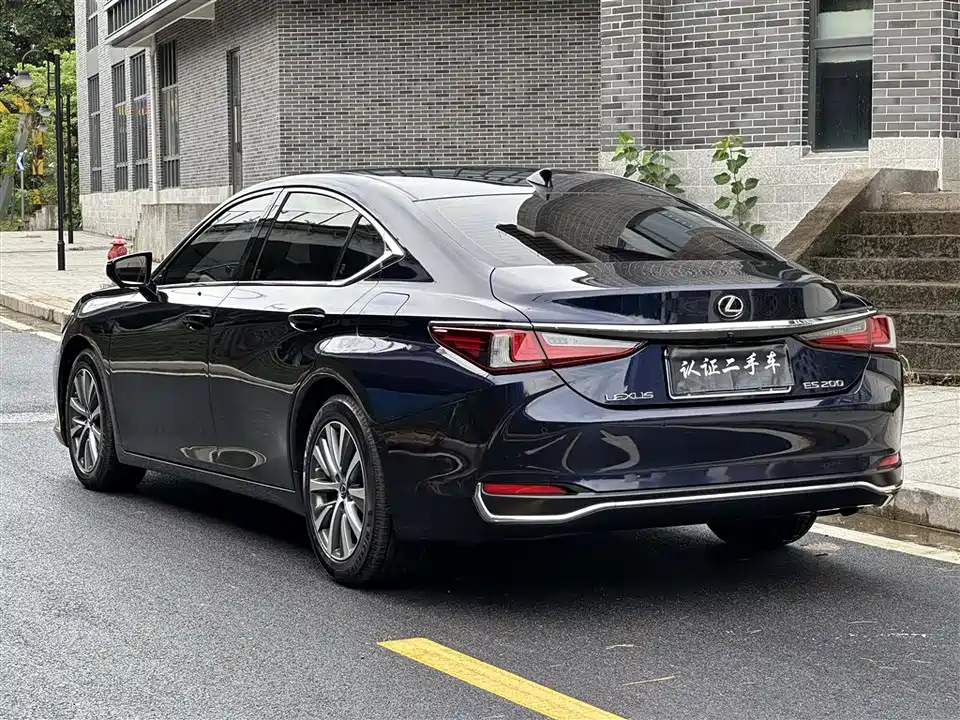 Lexus ES