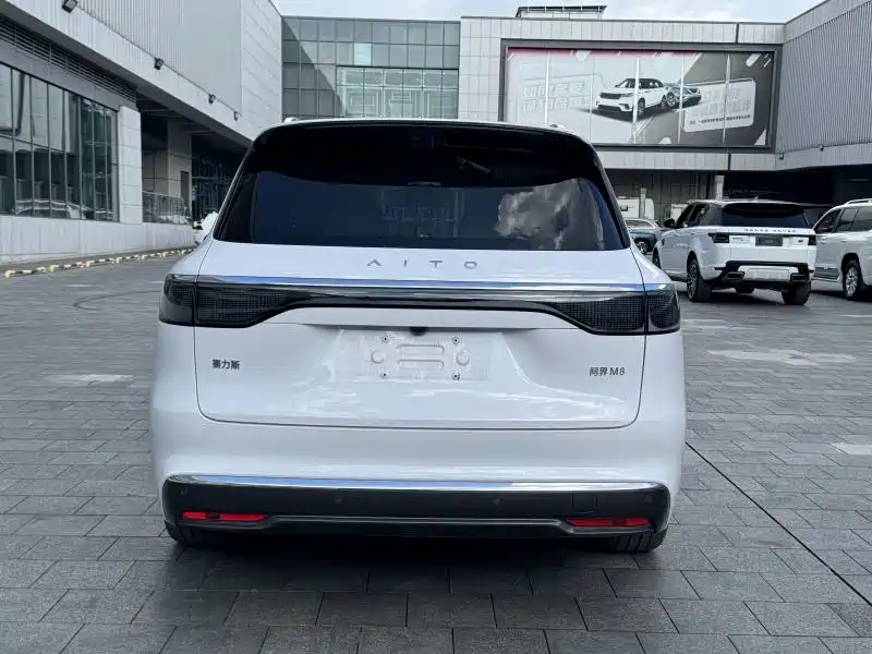 AITO Ask the world M8