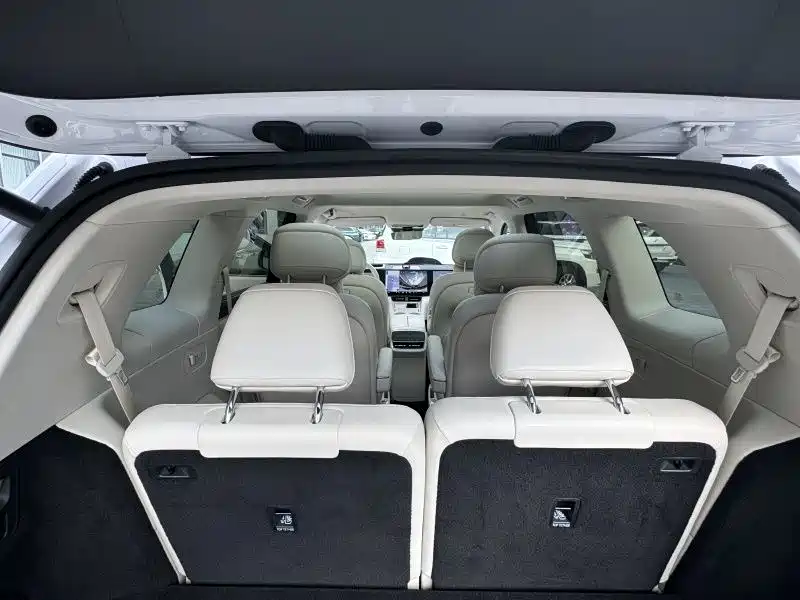 AITO Ask the world M8