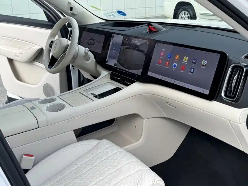 AITO Ask the world M8