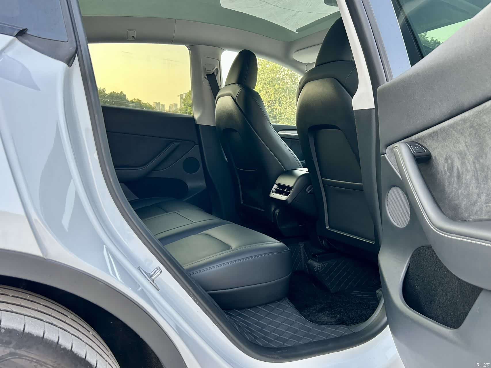 Tesla Model Y, 2024 18