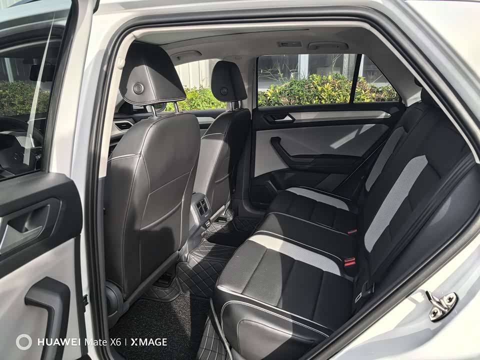 Volkswagen T-ROC exploring Songs