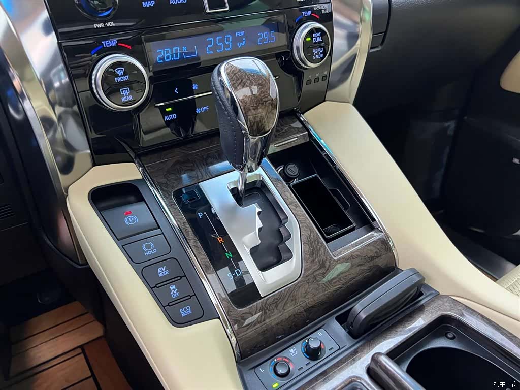 Toyota Alphard, 2022 19