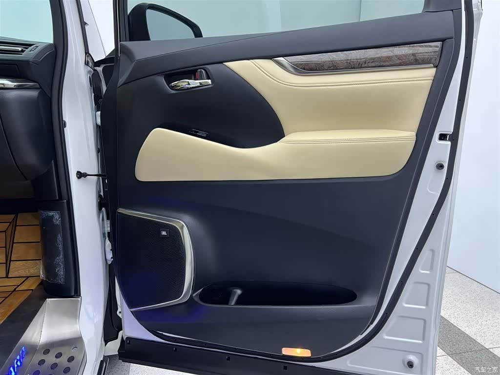 Toyota Alphard, 2022 32