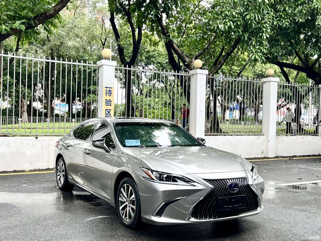 Lexus ES, 2021 3