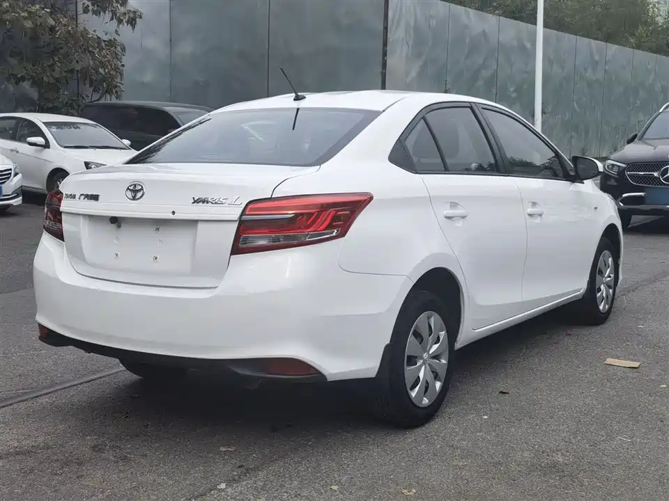 Toyota YARiS L to enjoy