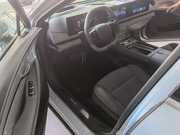 VOYAH Lantu chasing light