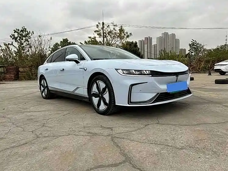 VOYAH Lantu chasing light