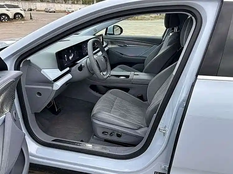 VOYAH Lantu chasing light