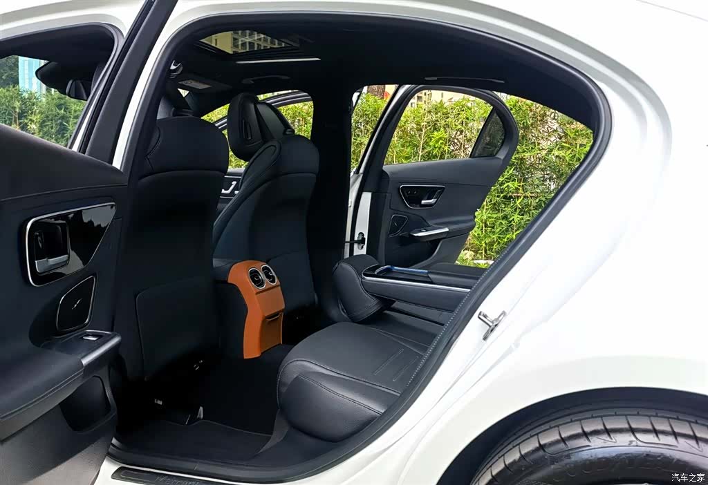 Mercedes-Benz C-Class, 2024 10
