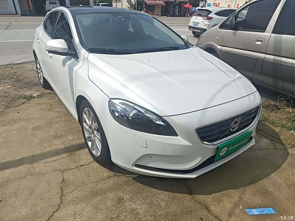 Volvo V40, 2015 4