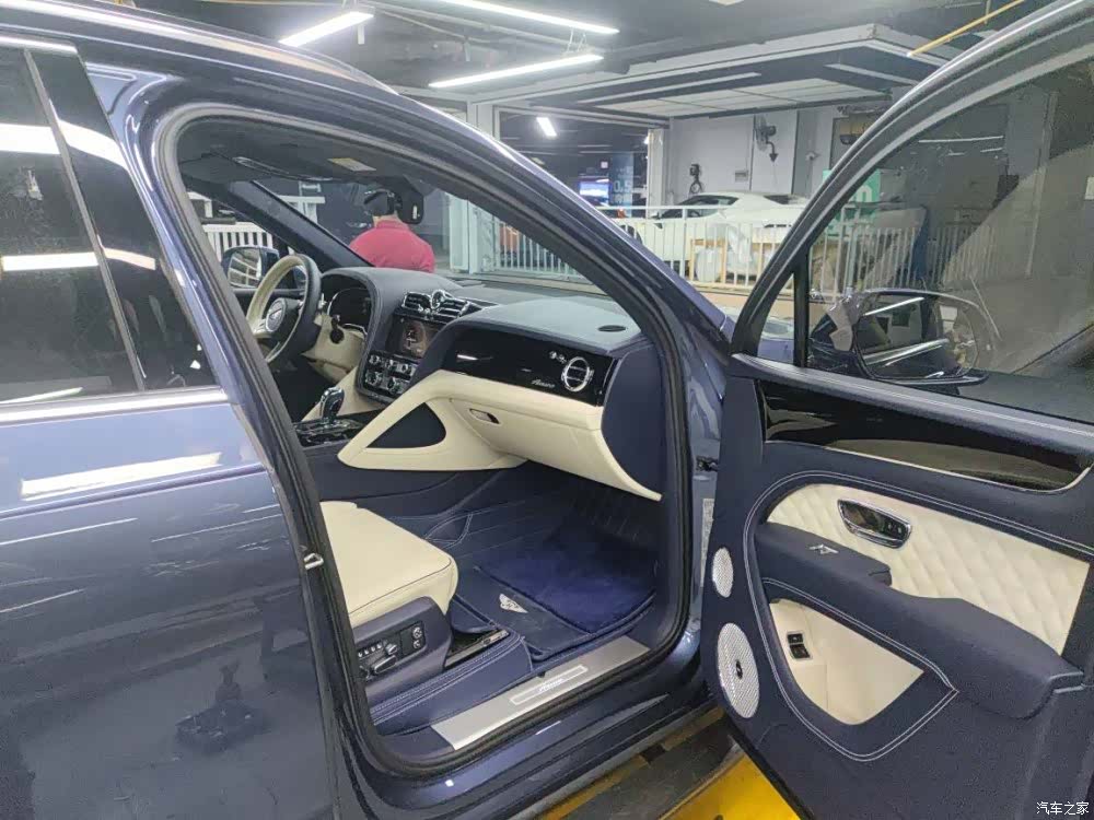 Bentley Bentayga, 2023 все фото
