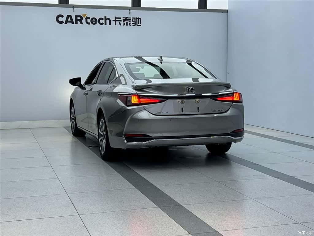 Lexus ES, 2023 все фото