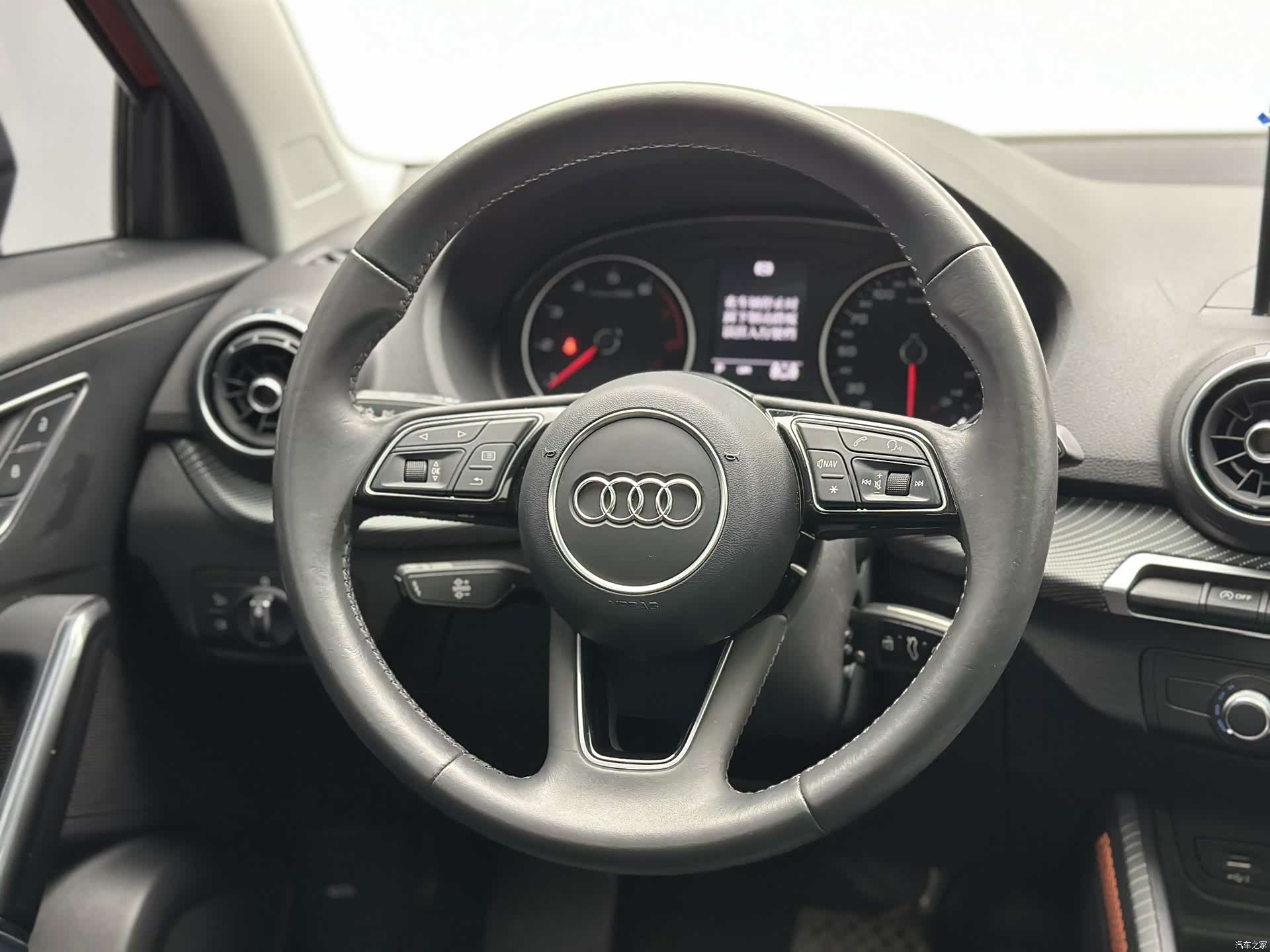 Audi Q2L, 2019 11