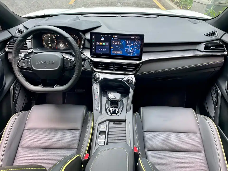 Lynk & Co 06