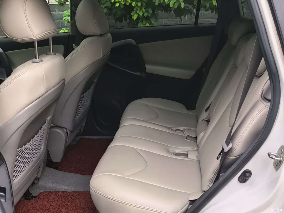 Toyota RAV4, 2011 10
