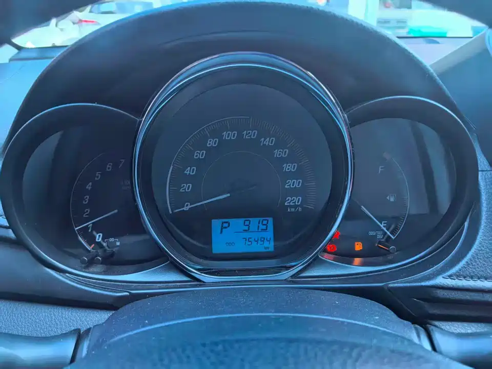 Toyota YARiS L to enjoy