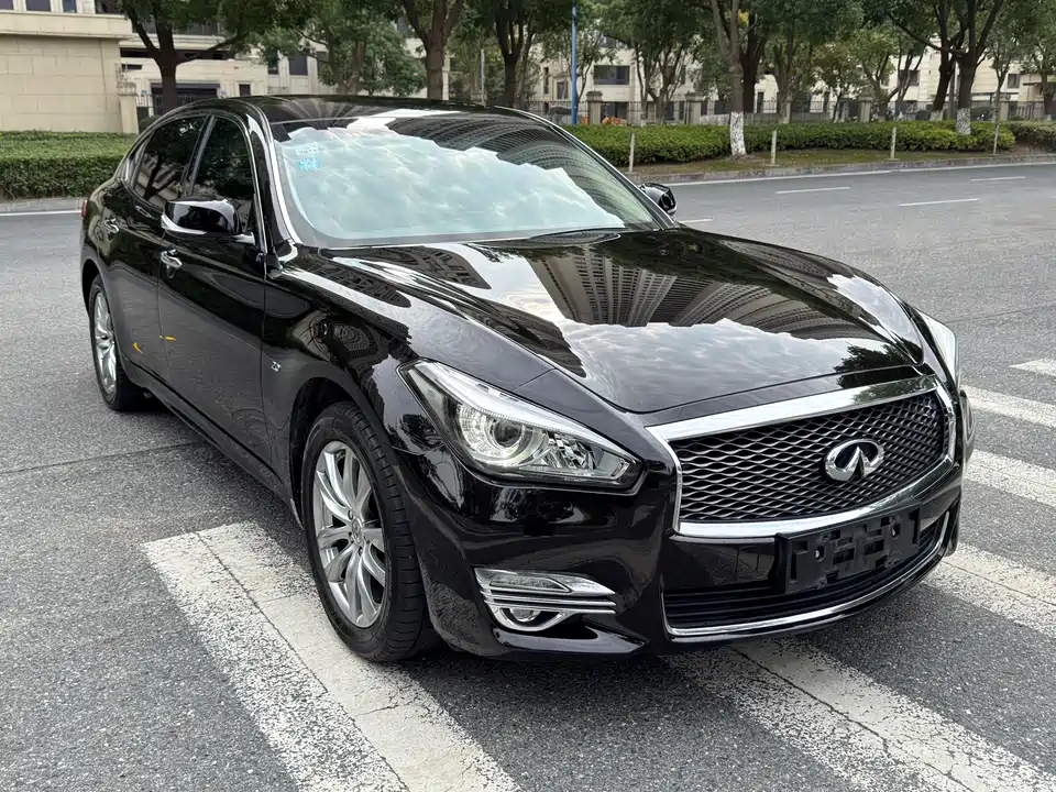 Infiniti Q70
