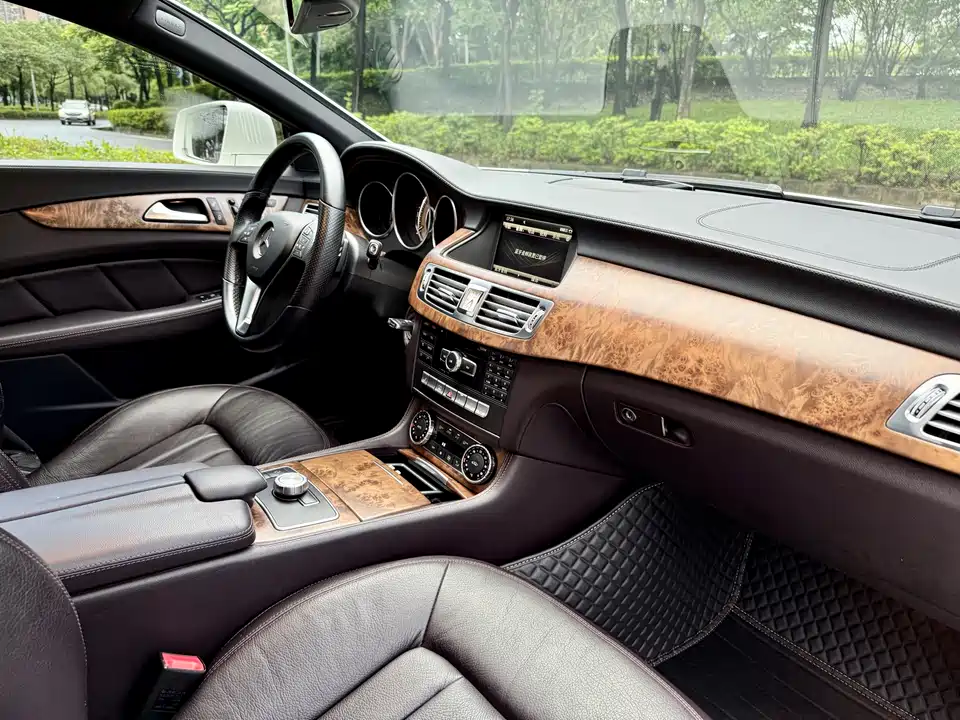 Mercedes-Benz CLS Mercedes-Benz CLS